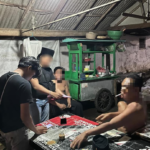 Asik Main Judi Online di Warung Kopi Gondang Wetan, Kakek Ini Digerebek Polisi