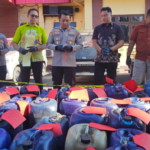 Kapolres Probolinggo AKBP Latif bersama jajaran tunjukkan Barang Bukti Jerigen tempat penyimpanan Penyalahgunaan BBM Bersubsidi (ist)