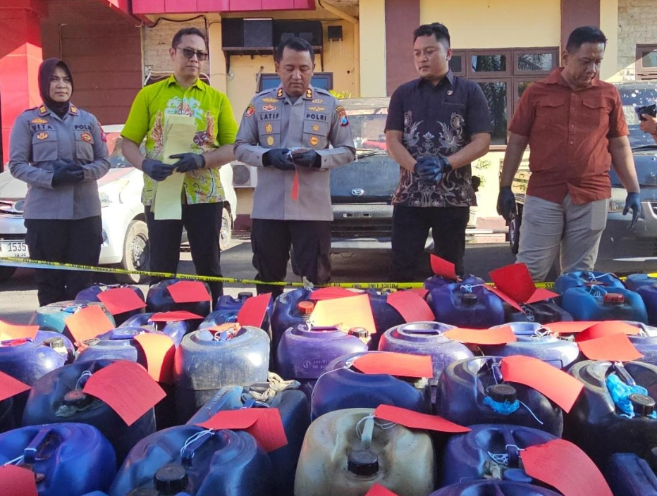 Delapan Pelaku Sindikat penyalahgunaan BBM Bersubsidi di Probolinggo Digulung Polisi, AKBP Latif : Polanya Berpindah-Pindah Tempat